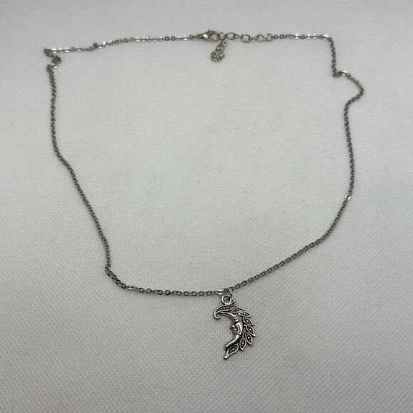 NWOT Moon with peacock feathers pendant and chain - Picture 1 of 4